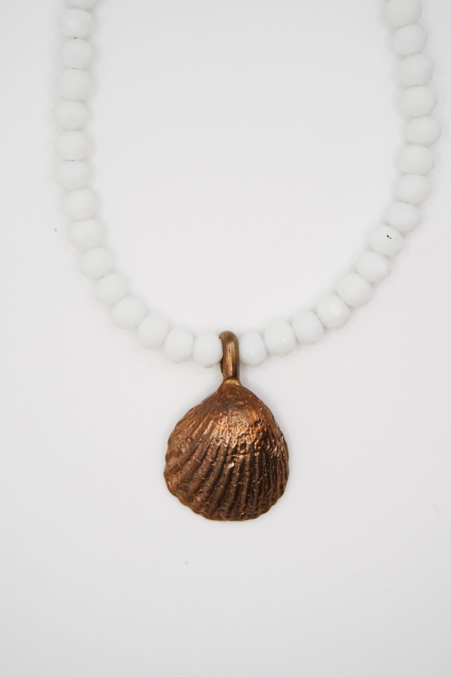 Beaded shell charm necklace (bronze)