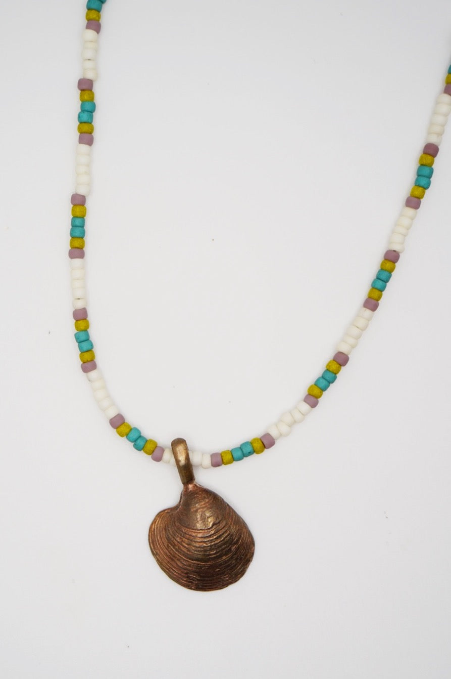 Beaded shell charm necklace (bronze)